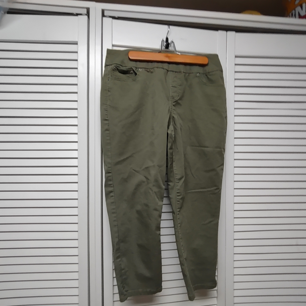 L Olive Green Capri Pants